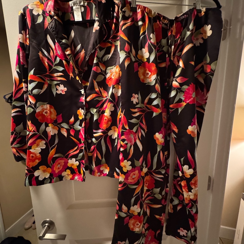 Natori NWT Silk Pajama Set Size M
